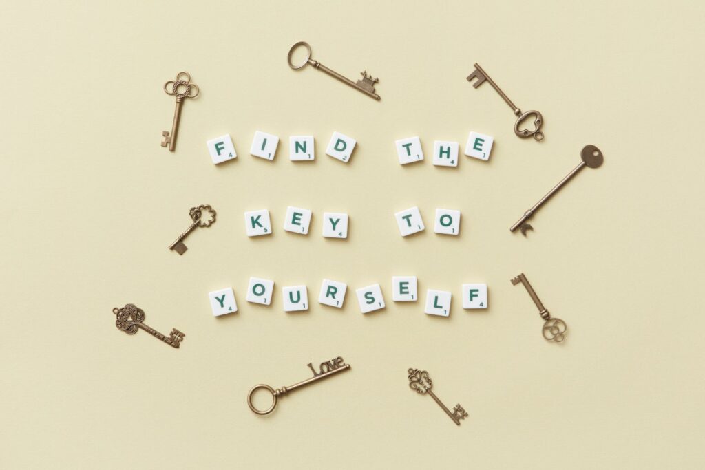 There are some keys and letters on a flat surface. 